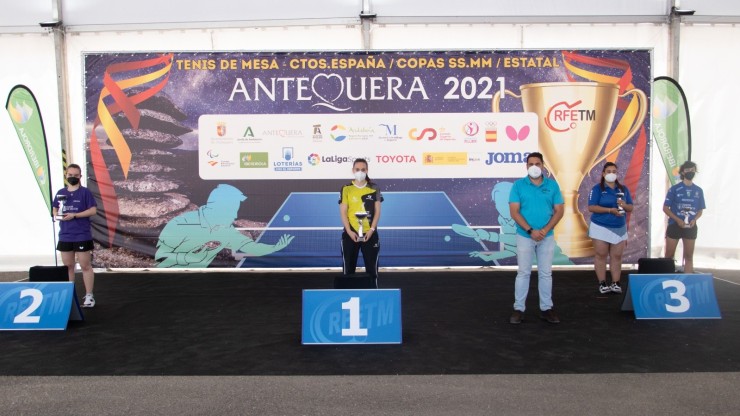 Janina Nieto, la segunda por la derecha, en la tercera plaza del podio de Antequera.