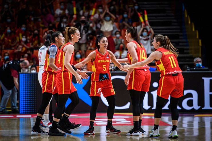 Ouviña, junto a sus compañeras. Imagen: FIBA.