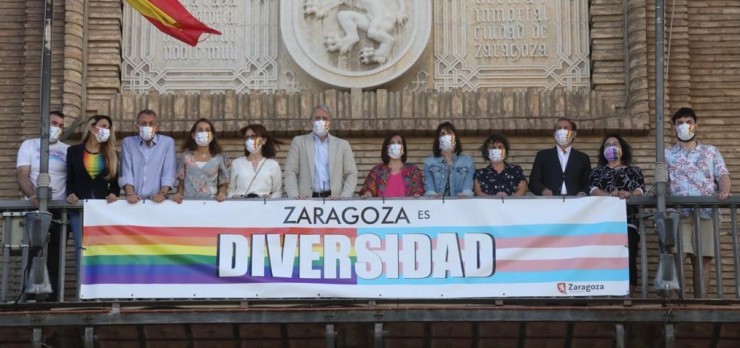 El alcalde de Zaragoza, Jorge Azcón, acompañado por representantes de los grupos municipales, en el balcón del Ayuntamiento.