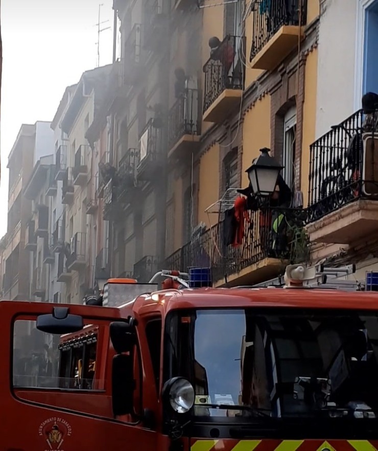 Actuación de los bomberos en el edificio siniestrado en la mañana de este sábado. (Foto: Plataforma Afectados El Gancho)