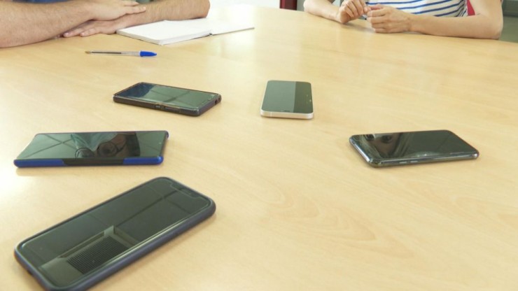 Teléfonos móviles sobre la mesa.