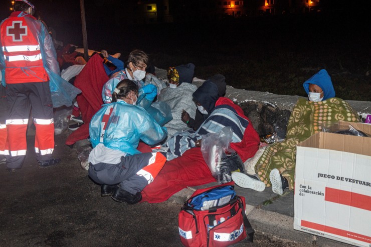 Personal de Cruz Roja auxilia a las personas rescatadas.