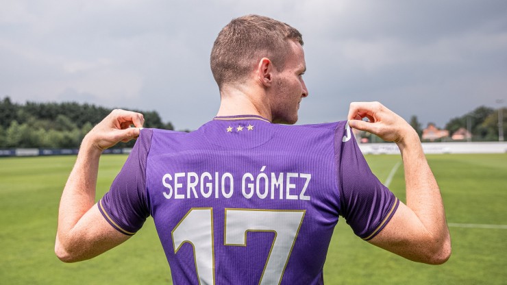 Sergio Gómez posa con la camiseta del Anderlech.