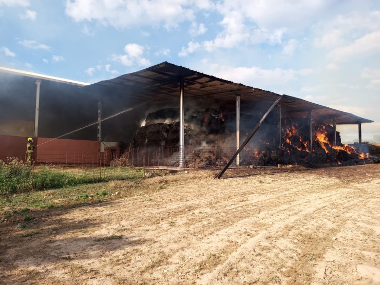 El almacén incendiado en Bierge (Huesca). Foto: Bomberos DPH.