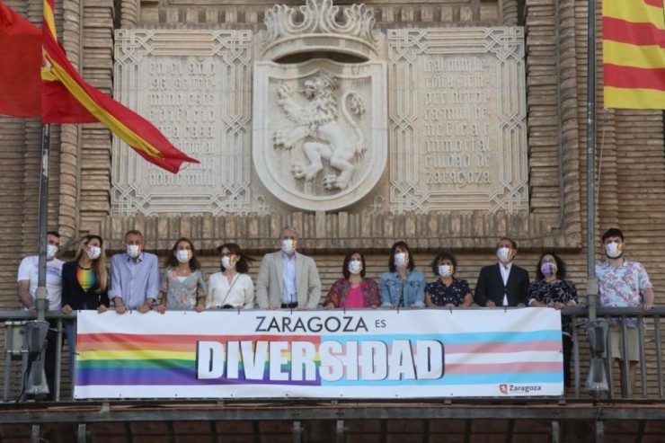 La pancarta en el balcón del Ayuntamiento de Zaragoza (EP).