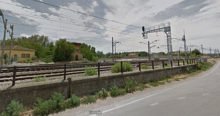 Inmediaciones de la estación de Grañén, donde el tren ha detenido su marcha. (Foto: Google Maps).