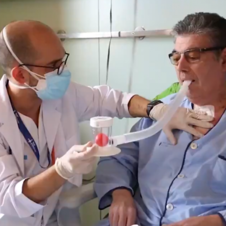 El doctor Alberto Jauregui con Jordi, el primer enfermo de COVID-19 trasplantado (foto: Hospital Vall d'Hebron).