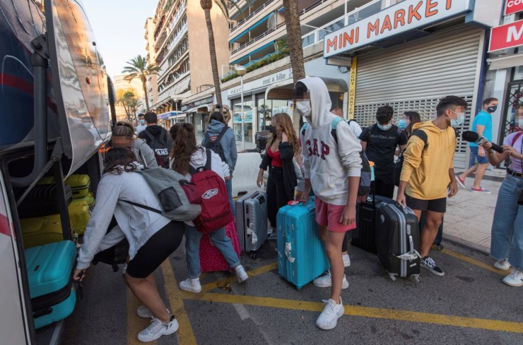 Los estudiantes abandonaron Palma tras estar confinados en un hotel
