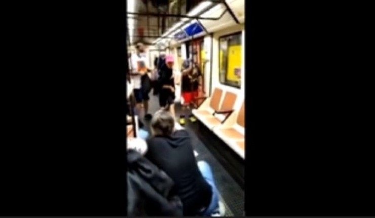 Captura del vídeo que recoge el momento de la agresión en el Metro de Madrid
