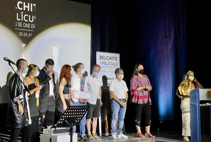 Angie Rodríguez (en el atril) ha recogido el premio por ‘Black stories’ de la mano de Natalia Martínez (Aragón TV).