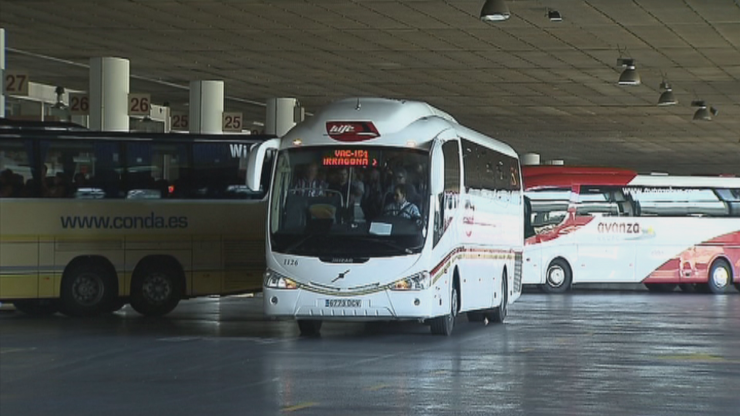 Autobús con destino a Tarragona en la estación de autobuses de Zaragoza.