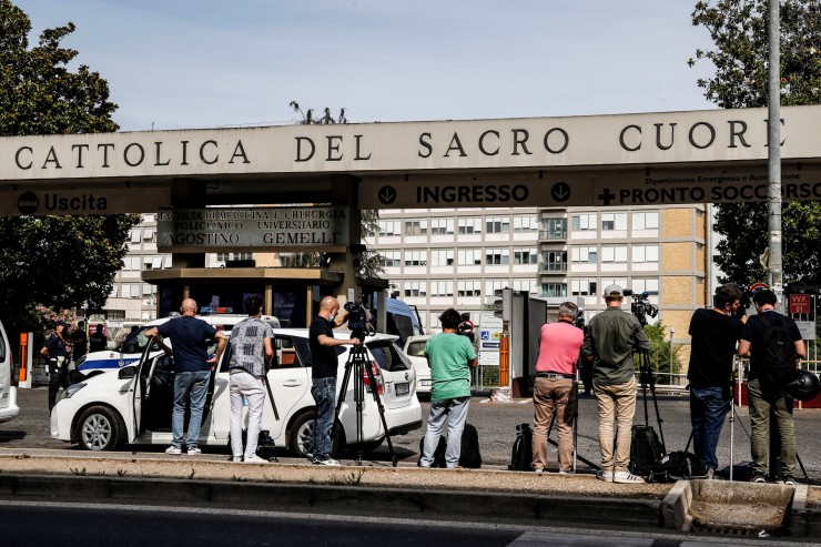 Reporteros gráficos frente a la puerta del hospital donde se encuentra ingresado el papa Francisco.