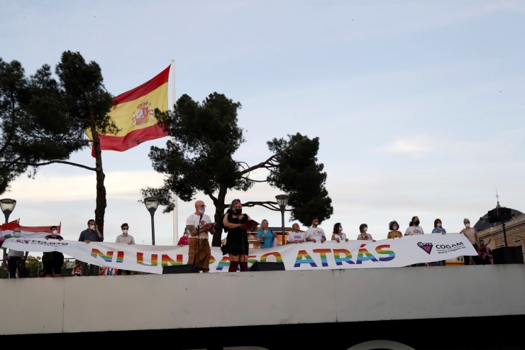 Lectura del manifiesto de la Marcha del Orgullo en la plaza de Colón (Foto: EFE)