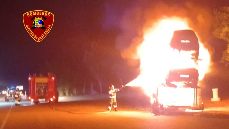Los bomberos apagan el incendio de varios vehículos de alta gama. Foto: Diputación de Zaragoza