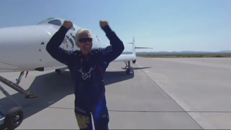 Richard Branson celebra el éxito del viaje tras aterrizar con su aeronave.