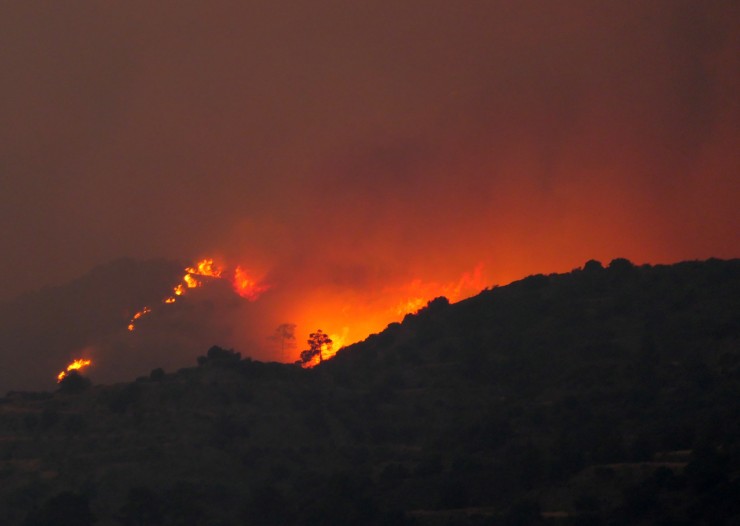 El incendio de Chipre sobre la montaña de la región de Lanarca.