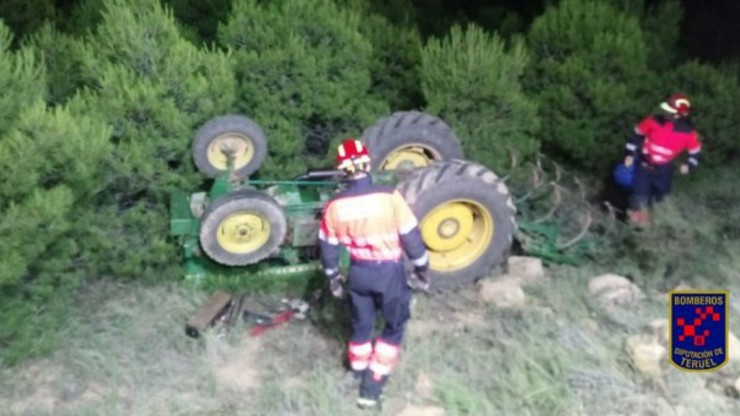Tractor siniestrado en Muniesa (Teruel) Foto: Bomberos DPT.