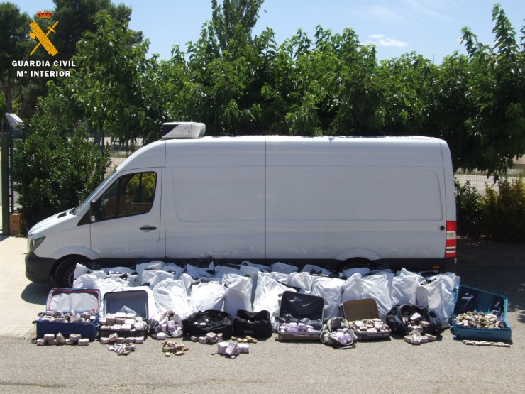 El vehículo en el que el detenido portaba más de 300 kilos de droga en el interior de sacos y maletas.