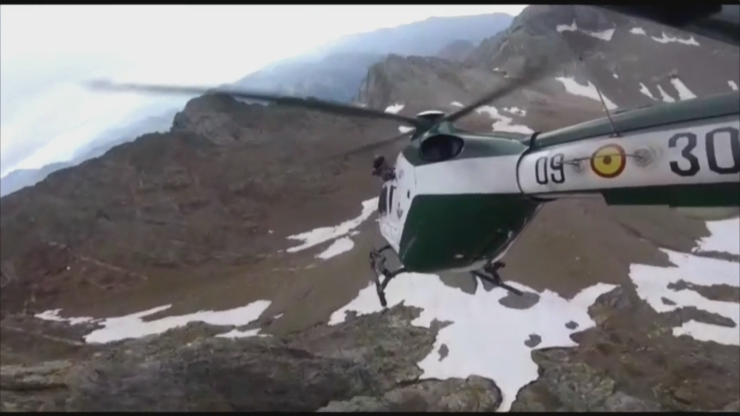 Helicóptero de la Guardia Civil durante una operación en montaña. (Archivo).