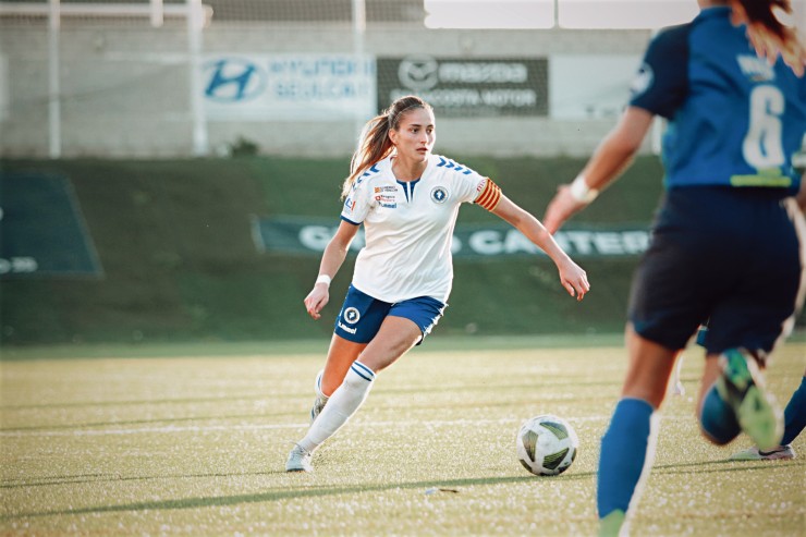 Elena Valej durante un encuentro con el Zaragoza CFF.