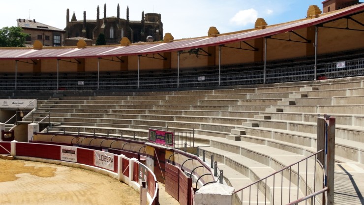 Tendido vacío de la plaza de toros de Huesca.