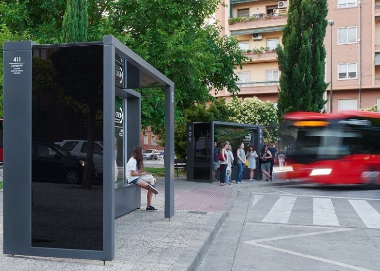 Autobús llegando a la parada en Zaragoza (EP).