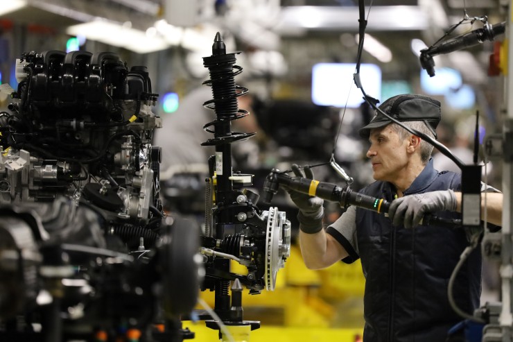 Trabajador de la factoría de Opel (Europa Press).