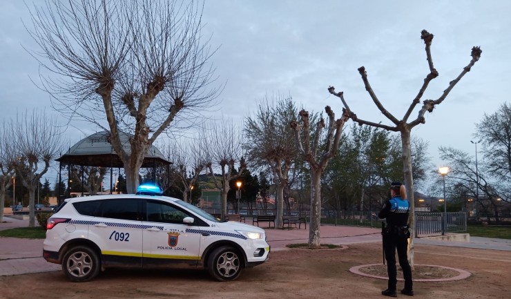 Un agente de la Policía Local de Tudela junto a un vehículo del cuerpo (EP).