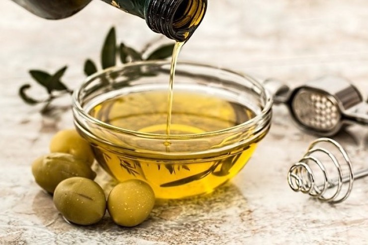 Imagen de un recipiente lleno de aceite de oliva virgen (EP).