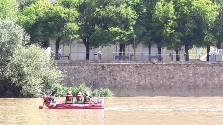 Bomberos de Logroño en el río Ebro (EP).