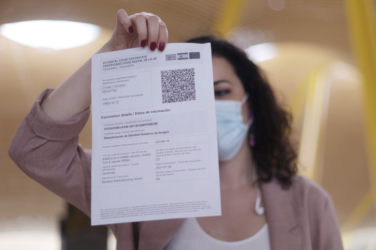 Una mujer muestra el certificado COVID Digital de la Unión Europea (EP).