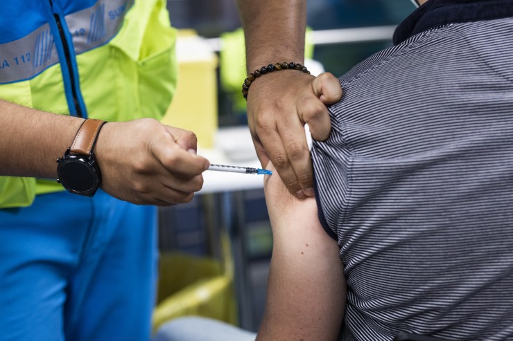 Un sanitario administra una dosis de la vacuna de Pfizer a un hombre.