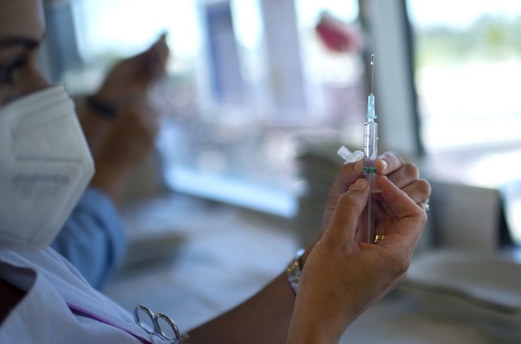 Una enfermera sostiene una vacuna contra la Covid - 19.