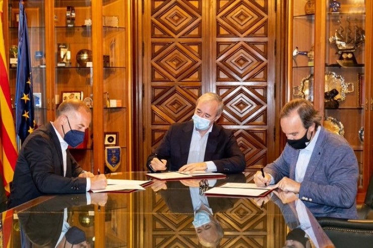 Un instante de la firma entre el alcalde y los representantes del Real Zaragoza.