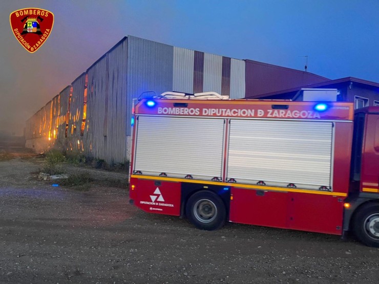 El incendio ubicado en un almacén de la carretera de Sobradiel (Zaragoza).