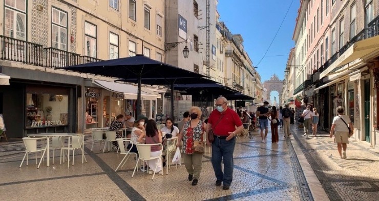 Una pareja pasea por la Rua Augusta de Lisboa.