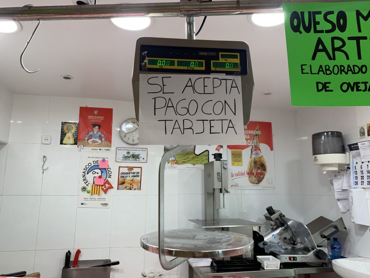 Cartel en la carnicería de José Moya, en el Mercado Torrero (Zaragoza).