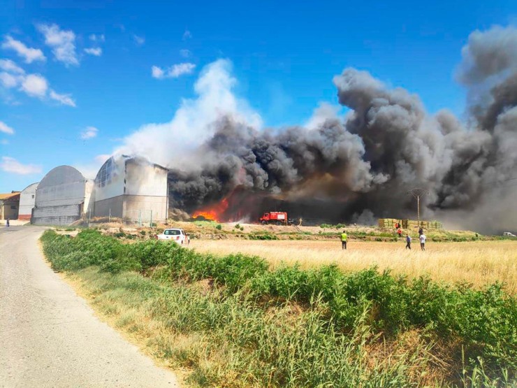 Incendio en la Cooperativa Agraria San Miguel de Tauste (Zaragoza).
