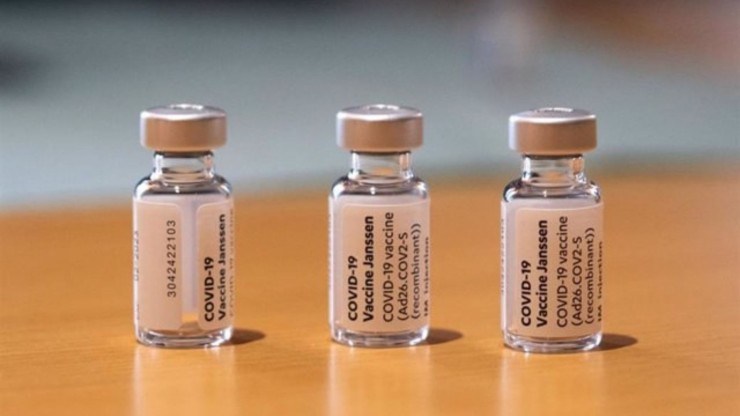 Tres dosis de la vacuna de Janssen contra la COVID-19.