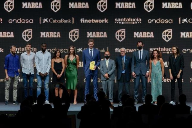 Cristina Ouviña (cuarta por la izquierda) posa junto al resto de premiados de la Gala celebrada ayer. Foto: FEB
