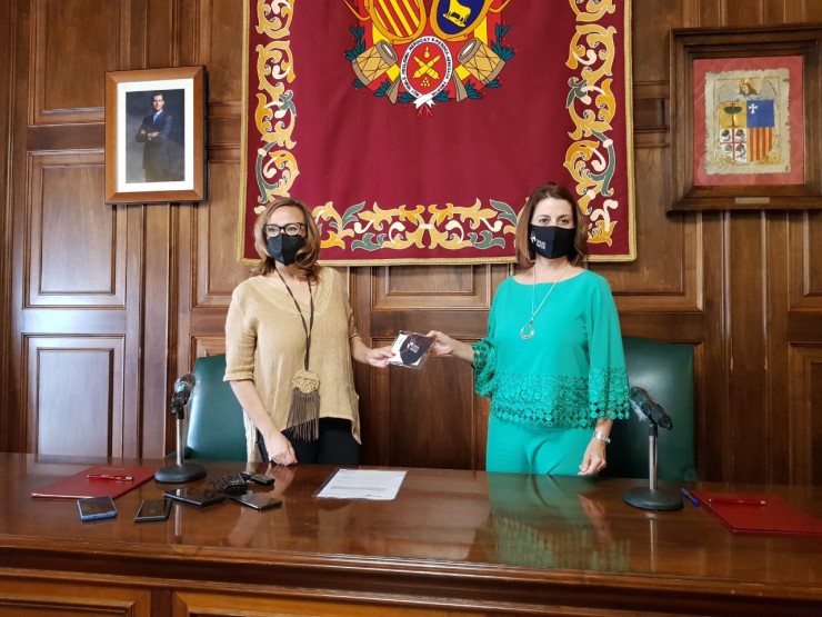 La consejera de Presidencia, Mayte Pérez, junto a la alcaldesa de Teruel, Emma Buj, durante la firma del convenio.