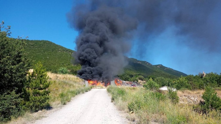 Imagen del fuego declarado en el vertedero de residuos industriales de Sabiñánigo.