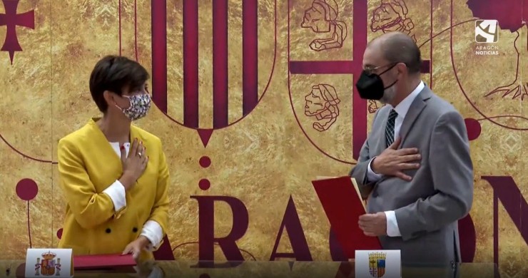 El presidente de Aragón, Javier Lambán, y la ministra de Política Territorial, Isabel Rodríguez, tras la firma del FITE 2021.