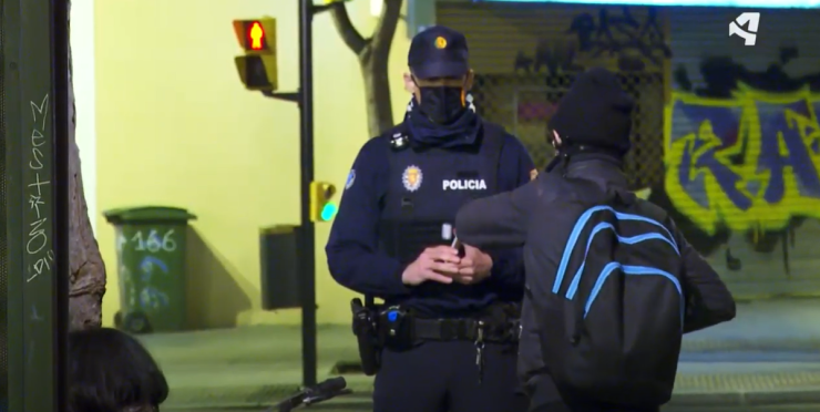 Un agente de la Policía Local de Zaragoza, en una actuación nocturna, en imagen de archivo.
