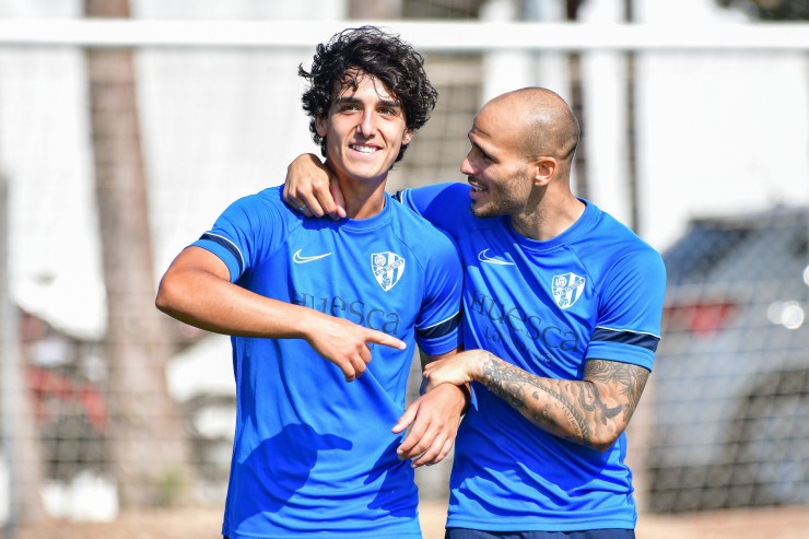 El canterano Hugo Anglada y Sandro bromean durante un entrenamiento. Foto: SD Huesca