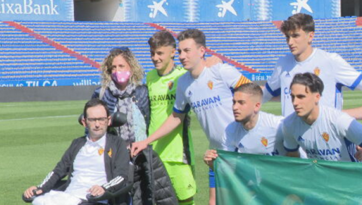 Sergio Pina junto a los jugadores del Deportivo Aragón y su mujer durante el homenaje.