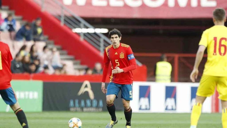 Jesús Vallejo durante un encuentro con la Selección Española.