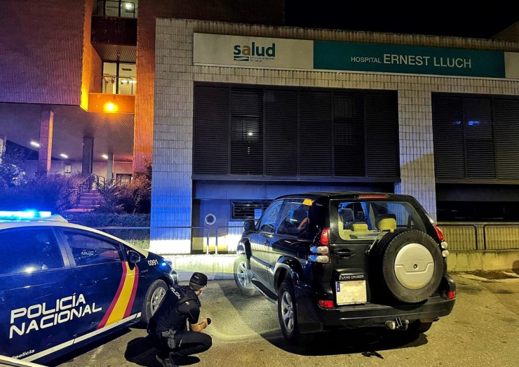 Un agente comprueba los bajos de un vehículo aparcado en el Hospital Ernest Lluch de Calatayud (Foto: Policía Nacional)