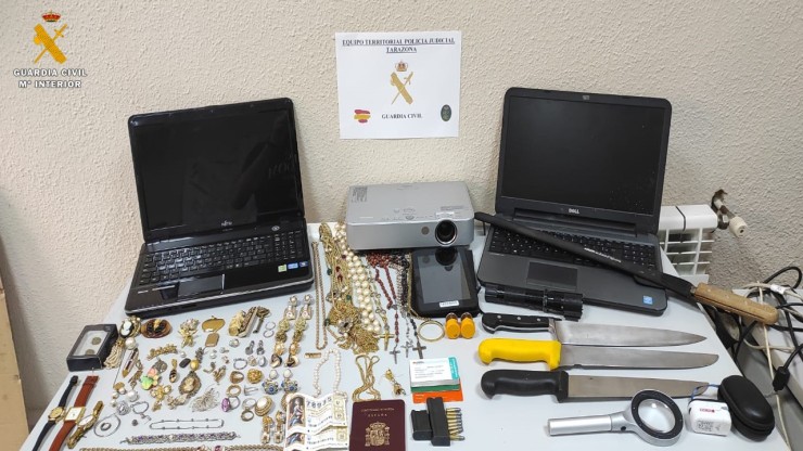 Objetos intervenidos en la vivienda del detenido. (Foto: Guardia Civil).