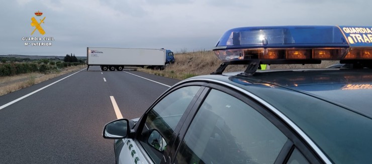 El vehículo ha quedado cruzado en la autovía, cortando los dos sentidos de la circulación. (Foto: Guardia Civil Huesca).